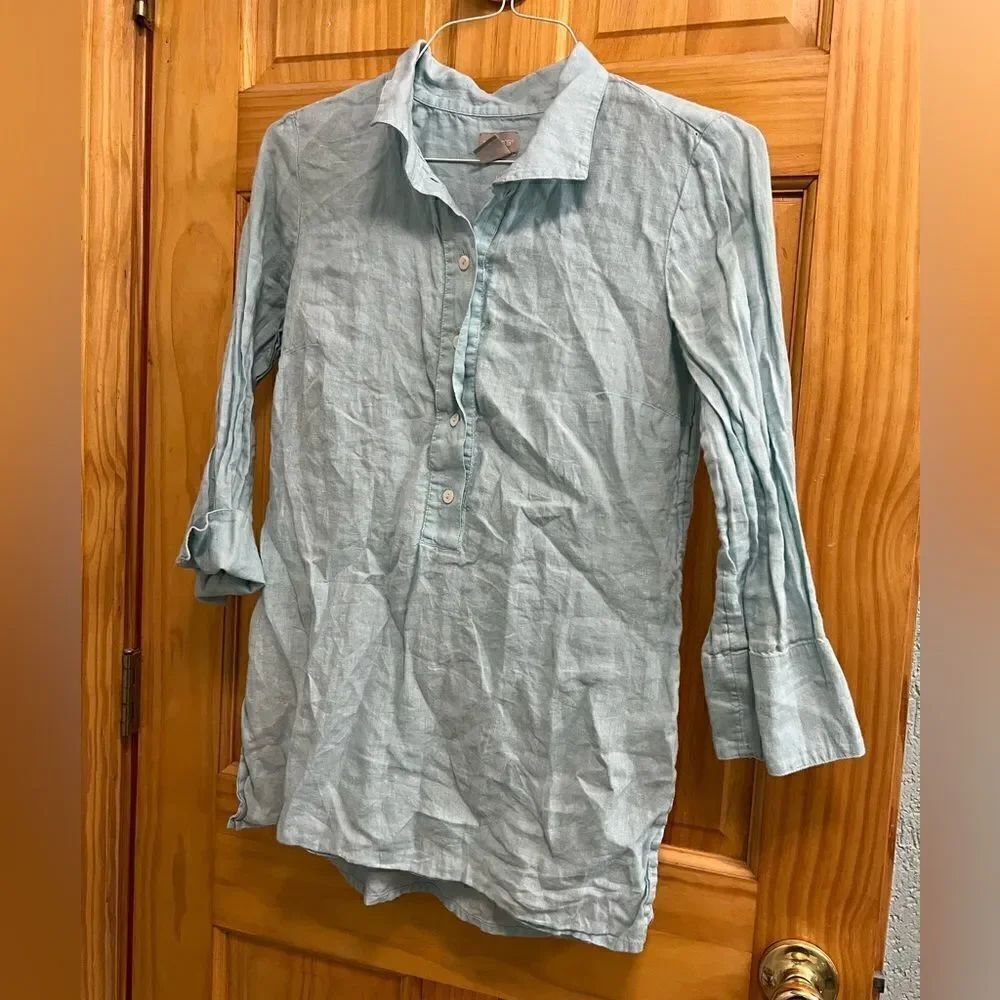 Chico’s size 00 powder blue linen half button shirt